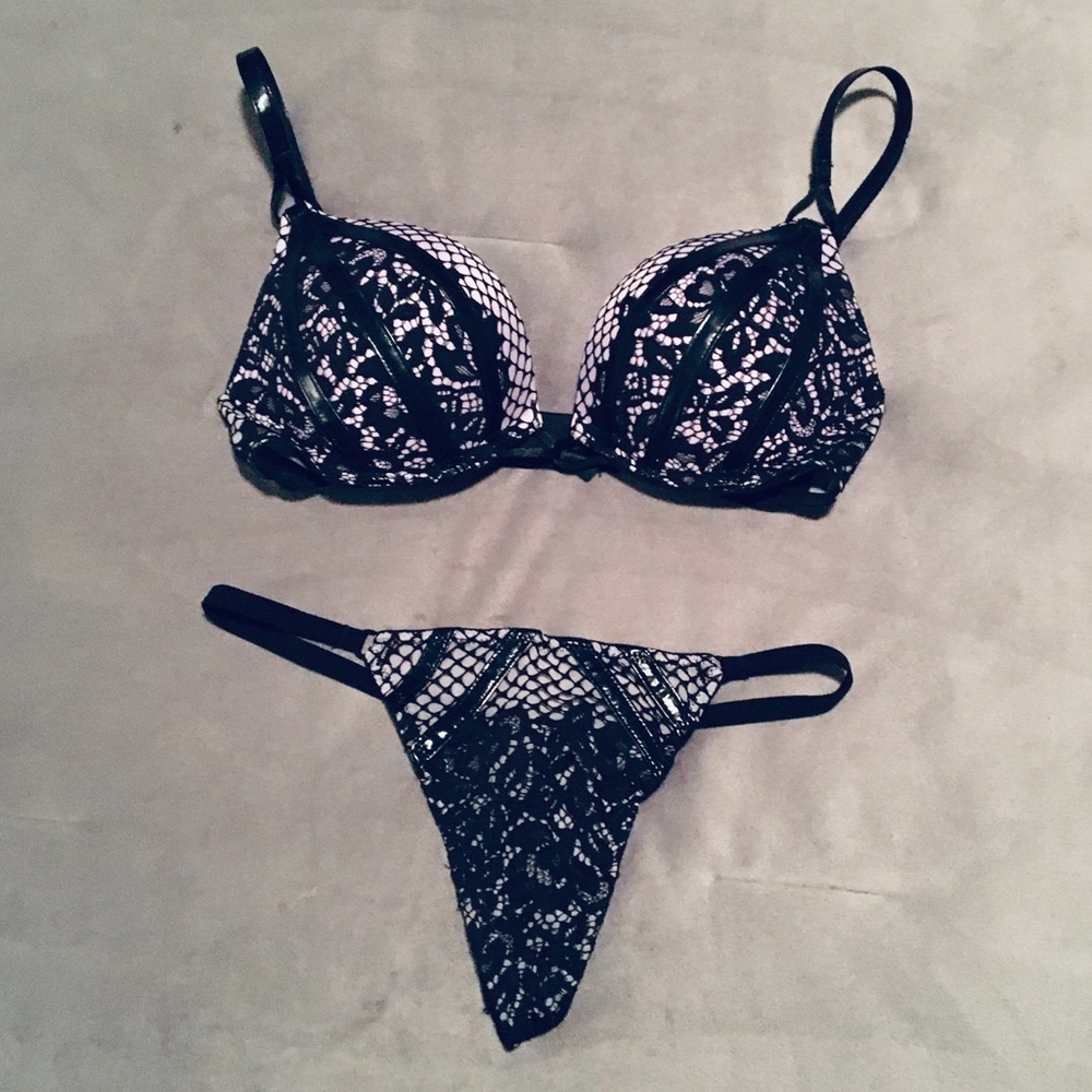 32A Victoria’s Secret Add-2-Cups Bombshell Bra